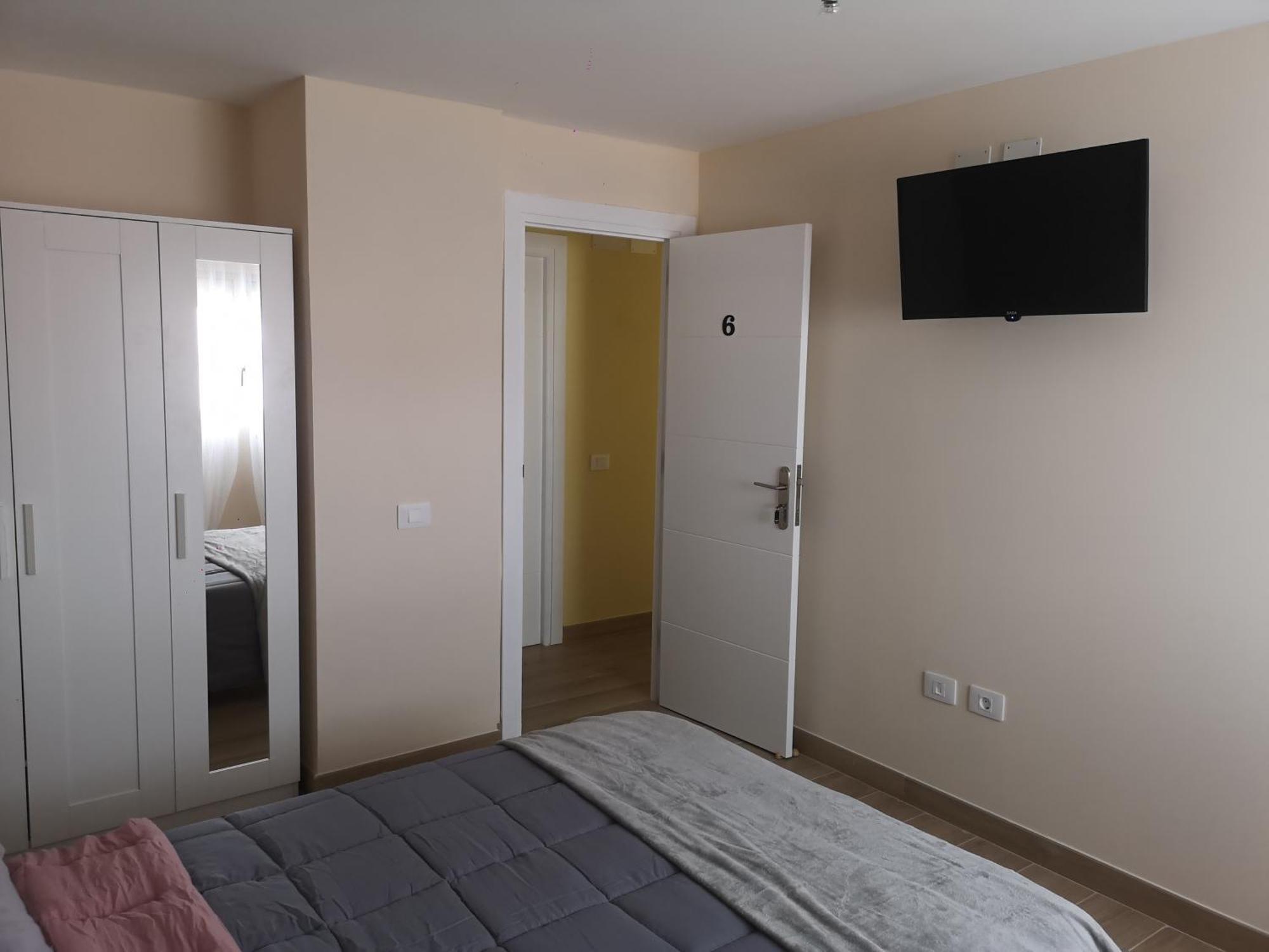 Hostal Mari En La Laguna, Alquiler Habitacion Privada En Hostal, 6 Habitaciones Cerca De La Universidad Y Aeropuerto Norte, 3 Banos Compartidos لا لاغونا المظهر الخارجي الصورة